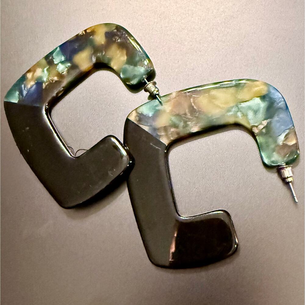 Geometric Square Tortoise Shell Resin Hoop Earrings - Picture 3 of 5